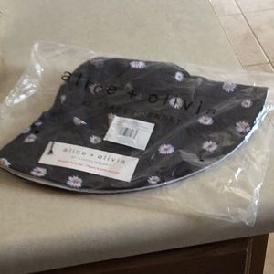 BNWT black daisy reversible hat (white) inside